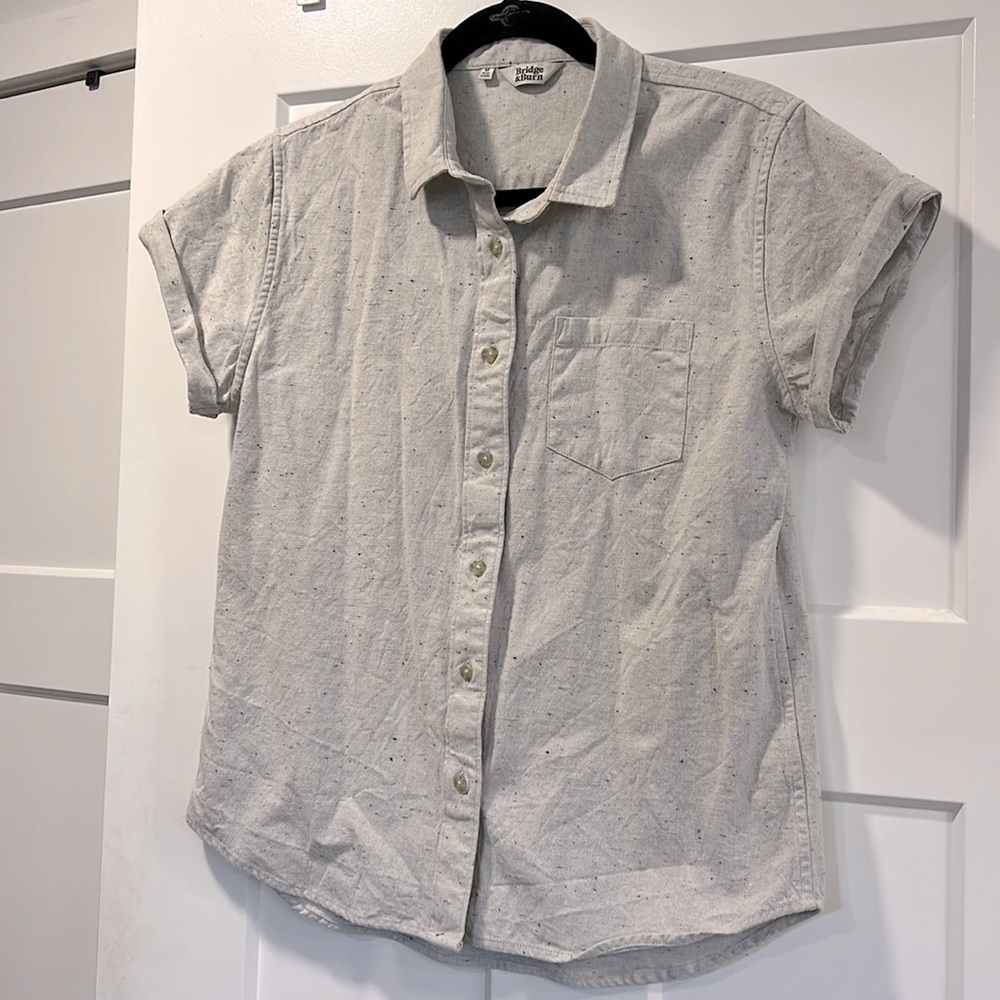 Bridge and Burn size Medium heathered light gray shirt, size medium